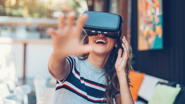 Escape-Rooms in VR, Software zum Ausbrechen Eine Person vor einem Haus trägt eine VR-Brille und scheint Spaß zu haben.