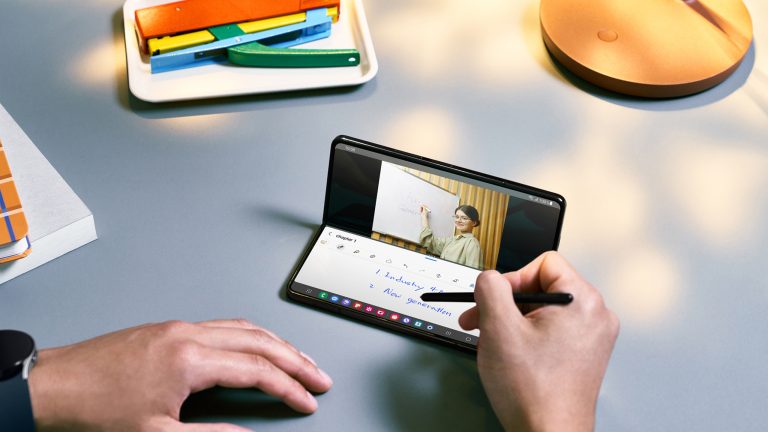 Semesterstart, Gut gerüstet mit Laptop, Tablet und Co Nahaufnahme der Hand einer Person, die an einem aufgeklapptem Galaxy Z Fold 5 arbeitet.