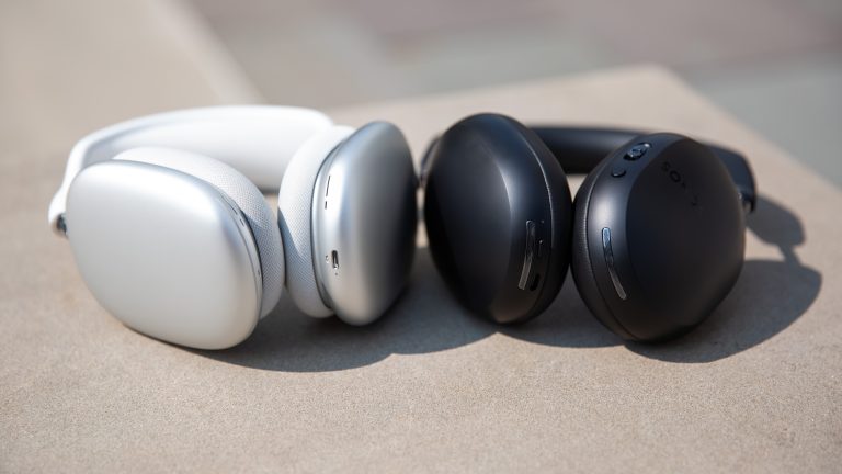 Sonos Ace und Apple AirPods Max, Modische Kopfhörer im Vergleich Detailansicht der Apple AirPods Max und Sonos Ace.