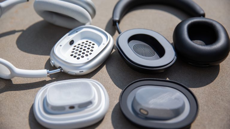 Sonos Ace und Apple AirPods Max, Modische Kopfhörer im Vergleich Die AirPods Max und die Ace mit abgenommenen Ohrmuscheln nebeneinander.