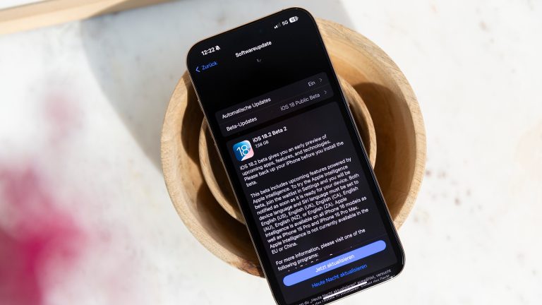 Apple Intelligence, So nutzt du die KI-Funktionen Ein iPhone dessen Display eine Aufforderung zum Systemupdate auf iOS 18.2 Beta 2, zeigt.