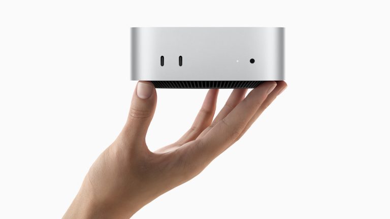 Mac Mini (2024), Kleiner, leichter, schneller Eine Person hält einen Apple mini (2024) in einer Hand.