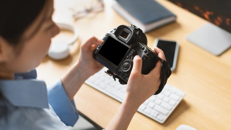 Digitalkamera als Webcam nutzen, So klappt es bei Sony, Canon & Co Eine Person hält eine Digitalkamera in den Händen.