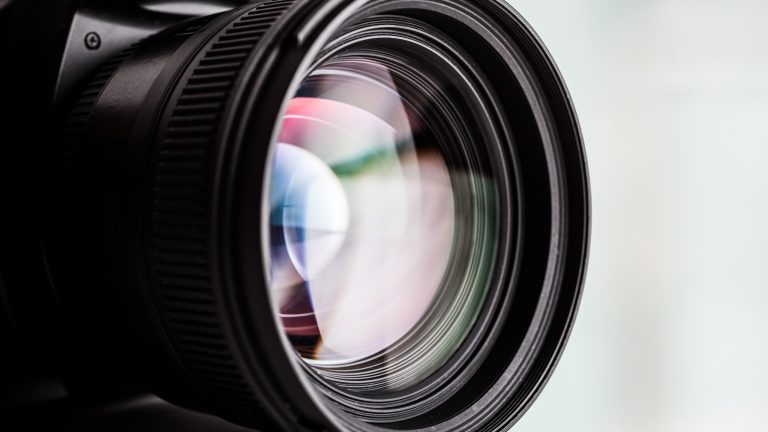 Digitalkamera als Webcam nutzen, So klappt es bei Sony, Canon & Co Nahaufnahme des Objektivs einer Digitalkamera.