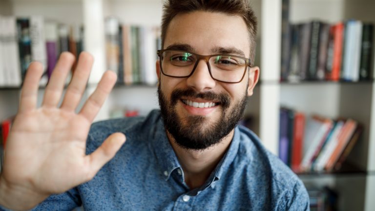 Digitalkamera als Webcam nutzen, So klappt es bei Sony, Canon & Co Eine Person hält die Hand mit ausgestreckten Fingern in die Luft.