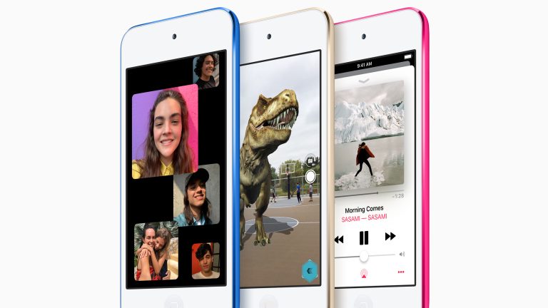 iPod, Warum er auch 2024 noch Sinn macht Drei verschiedenfarbige (blau, gold, pink) iPod Touch nebeneinander in einer Reihe.