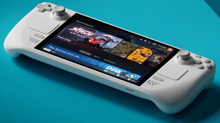 Steam Deck weiß 2024 Ein Steam Deck OLED in weiß liegt auf einer blauen Fläche.