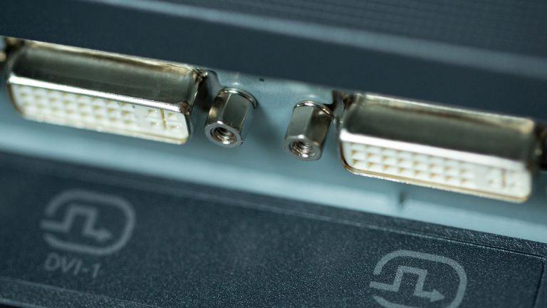 Anschluss DVI, Das steckt hinter der Schnittstelle Zwei DVI-Buchsen an einem Monitor nebeineinander.