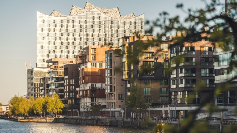 Glasfaser, Das verbirgt sich hinter dem schnellen Internet Blick auf die Elbphilharmonie. Im Vordergrund ist der Grasbrookhafen zu sehen.