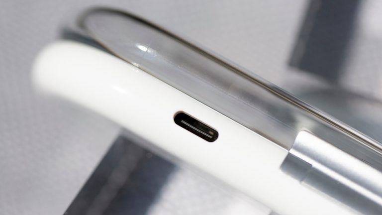 Nothing Ear (open), Stilvolles Design und innovative Technologie Eine Nahaufnahme der USB-C Ladebuchse des Ladecase der Nothing Ear (open).