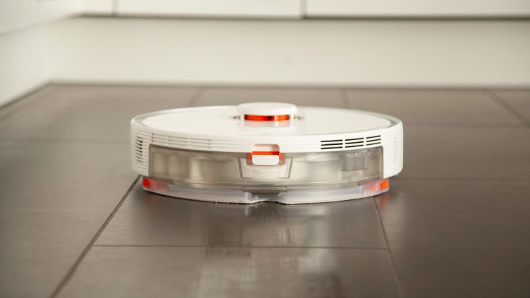 Frühjahrsputz, Mit diesen Helfern zu mehr Sauberkeit Blick auf einen Roborock S5 Max, der einen Fliesenboden wischt.