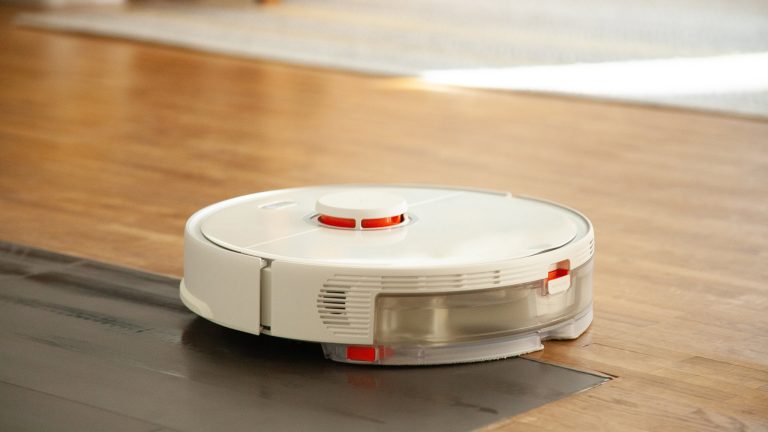 Frühjahrsputz, Mit diesen Helfern zu mehr Sauberkeit Ein Roborock S5 Max fährt über die Kante zwischen Holzboden und Fliesen.