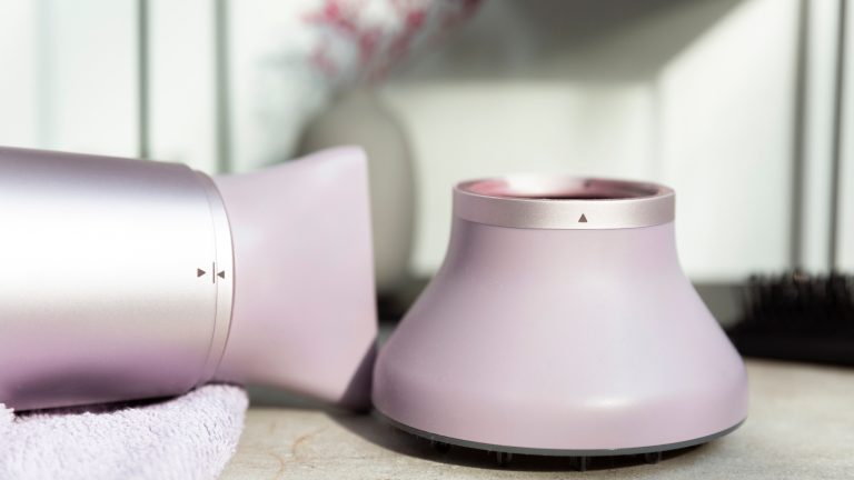 Glanz, Schutz, Power, der Philips 7000er Haartrockner im Praxistest Nahaufnahmen der beiden magnetischen Stylingaufsätze - der Stylingdüsenaufsatz und der Volumendiffusor.