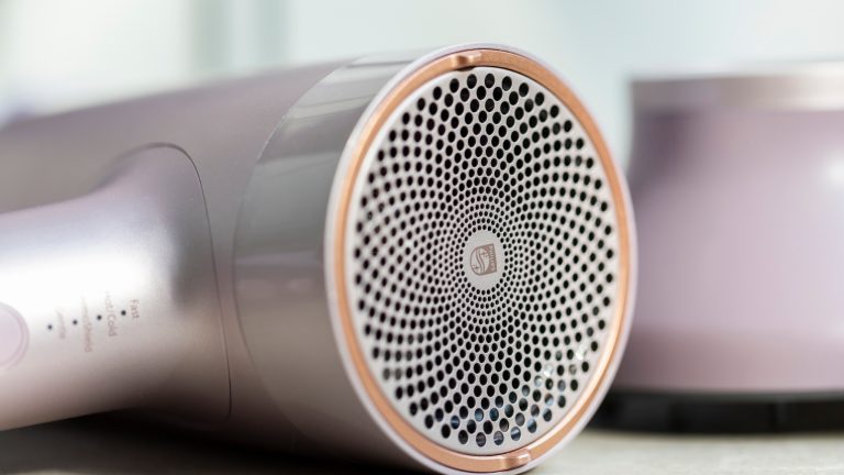 Glanz, Schutz, Power, der Philips 7000er Haartrockner im Praxistest Detailaufnahme der Rückseite des Philips 7000er Serie Haartrockners.