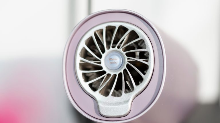 Glanz, Schutz, Power, der Philips 7000er Haartrockner im Praxistest Detailaufnahme der Lüfterblätter mit der Kennzeichnung der Wasserionen-Technologie.