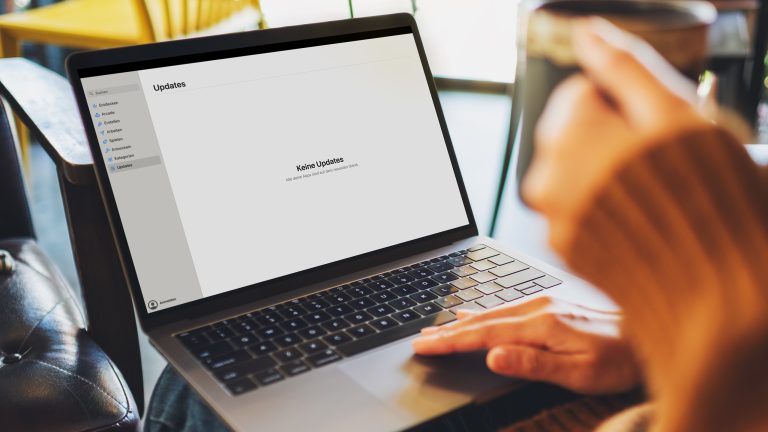 Software-Frühjahrsputz, So machst du Programme fit für 2025 Eine Person sitzt vor einem MacBook Pro und prüft den App Store nach Updates.