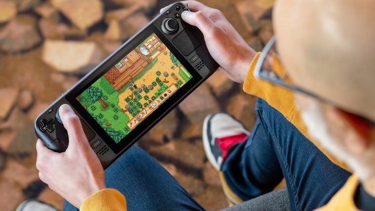 Eine Person sitzt mit einem Steam Deck in der Hand und spielt Stardew Valley.