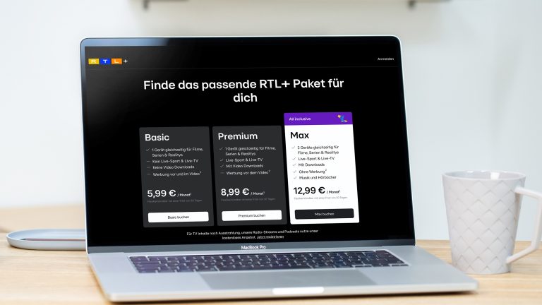 RTL+, Все Informationen zum Streaming-Dienst Blick auf ein MacBook Pro, auf dessen Display die Abos von RTL+ zu sehen sind.