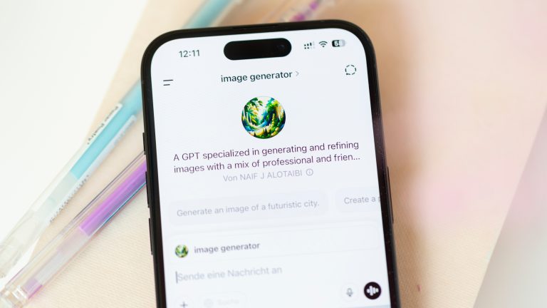 KI-Bilder erstellen mit ChatGPT Blick auf ein iPhone, auf dem ein Bildgenerator in ChatGPT zu sehen ist.