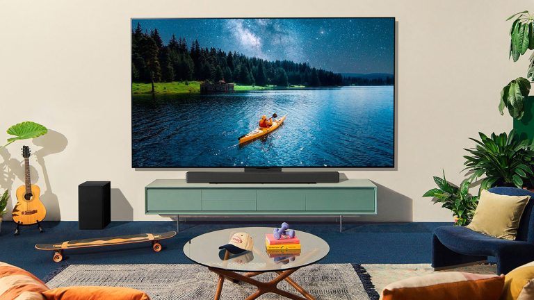 Produktbild von einem LG C4, der auf einer kleinen TV-Bank in einem Wohnzimmer steht.)