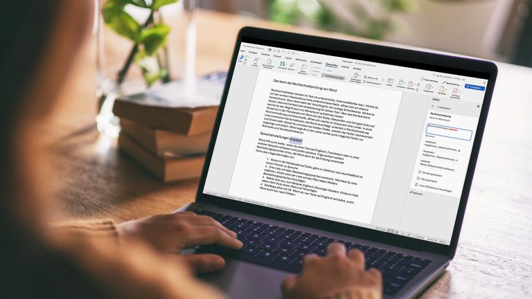 Rechtschreibprüfung, Diese Tools korrigieren Texte kostenlos Die Hände einer Person liegen auf der Tastatur eines Notebooks auf dessen Display ein geöffnetes Word-Dokument zu sehen ist.