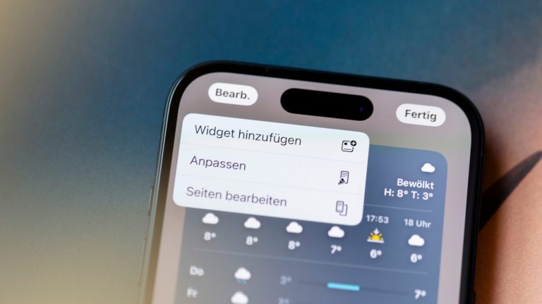 iPhone, Sidebar-Widgets Hinzufügen, bearbeiten, entfernen Detailansicht eines iPhones, auf dem in der Sidebar das Menü zum Bearbeiten von Widgets zu sehen ist.