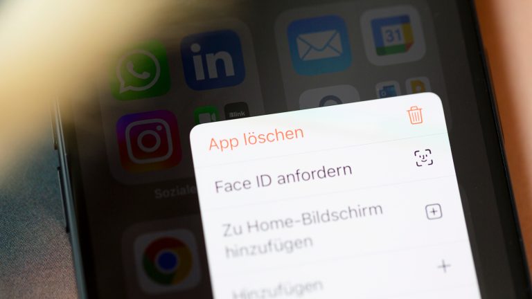 iPhone, Sidebar-Widgets Hinzufügen, bearbeiten, entfernen Detailansicht eines iPhones, auf dem die App-Optionen zu sehen sind.