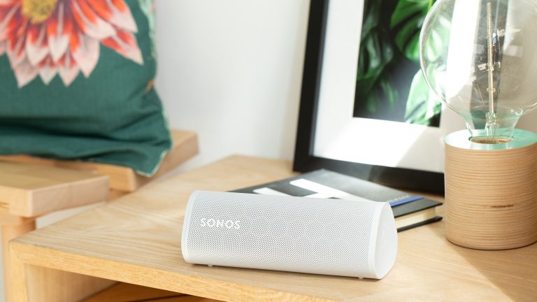 Sonos zurücksetzen, So funktioniert es bei Move, One & Co. Ein Sonos Roam liegt auf einem Regal.