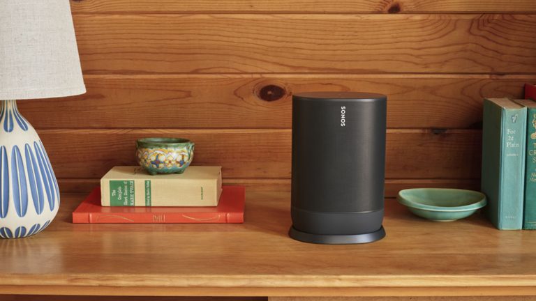 Sonos zurücksetzen, So funktioniert es bei Move, One & Co. Ein Sonos Move steht auf einem Sideboard.