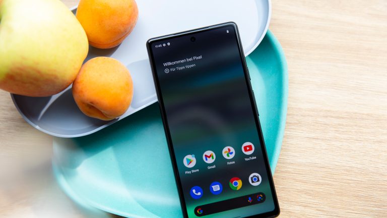 eSIM vs. Klassische SIM, Unterschiede, Vor- und Nachteile Das Google Pixel 6a liegt auf zwei pastellfarbenen Schüsseln. Im Hintergrund ist etwas Obst zu sehen.