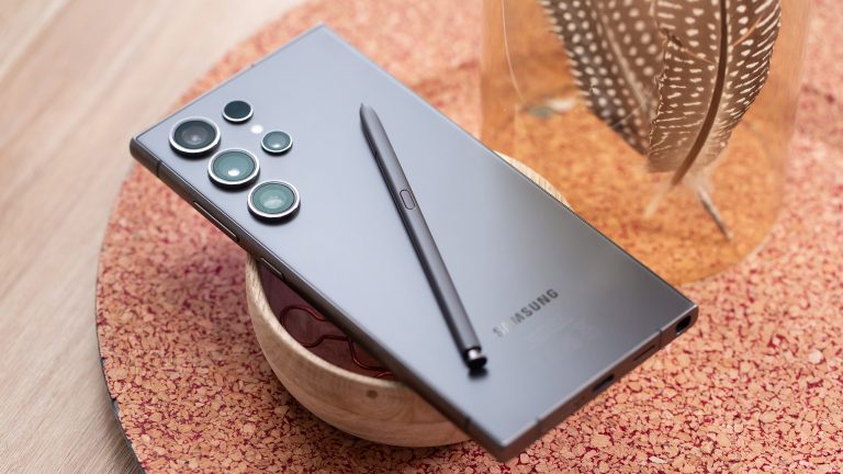 eSIM vs. Klassische SIM, Unterschiede, Vor- und Nachteile Ein Samsung Galaxy S24 Ultra liegt mit der Vorderseite auf einer Holzschüssel. Der S Pen liegt auf dessen Rückseite.