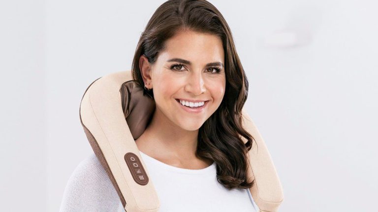 Home Spa, Diese Gadgets sorgen für Wellness zu Hause Eine Person benutz das Beurer Nackenmassagegerät.