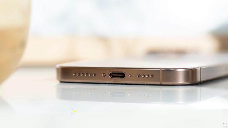 iPhone 16 Pro Max, Apples Flaggschiff ausprobiert Detailansicht des UBS-C-Anschlusses bei einem iPhone 16 Pro Max.