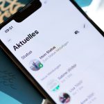 Auf einem iPhone sind die Statusmeldungen von WhatsApp-Kontakten zu sehen.