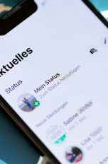 Auf einem iPhone sind die Statusmeldungen von WhatsApp-Kontakten zu sehen.