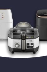 Fünf Heißluftfritteusen von Ninja, Philips, De'Longhi, Cosori und Stillstern als Freisteller auf blauem Grund.