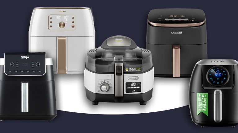 Fünf Heißluftfritteusen von Ninja, Philips, De'Longhi, Cosori und Stillstern als Freisteller auf blauem Grund.
