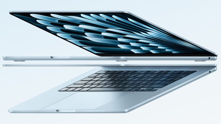 MacBook Air, iPad Air & Mac Studio, Apples Updates für 2025 Produktbild von einem MacBook M4 in Himmelblau.