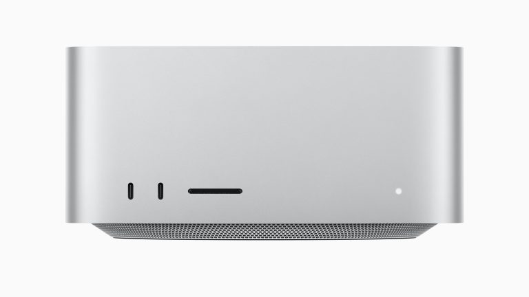 MacBook Air, iPad Air & Mac Studio, Apples Updates für 2025 Blick auf die Vorderseite eines Mac Studio, auf dem zwei USB-C-Anschlüsse, ein Kartenleser und eine Status-LED zu sehen sind.