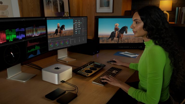 MacBook Air, iPad Air & Mac Studio, Apples Updates für 2025 Eine Person sitzt vor drei Monitoren und bearbeitet ein Video auf einem Mac Studio.