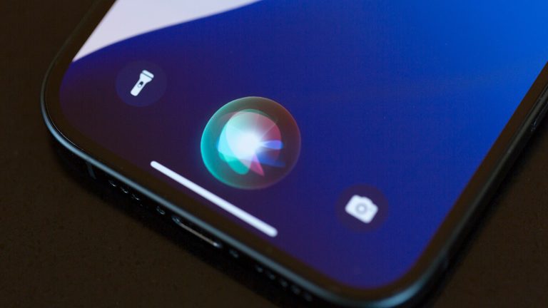 KI App, Mach dir deinen Alltag einfach mit diesen Apps Nahaufnahme des unteren Drittels eines iPhone-Displays auf dem Siri aktiv ist.