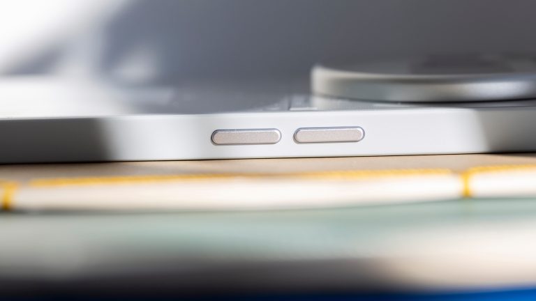 Nothing 3(a) Pro im Praxistest, Mittelklasse geht auch aufregend Detailansicht der Lauter/Leiser-Knöpfe bei einem Nothing Phone 3(a) Pro.