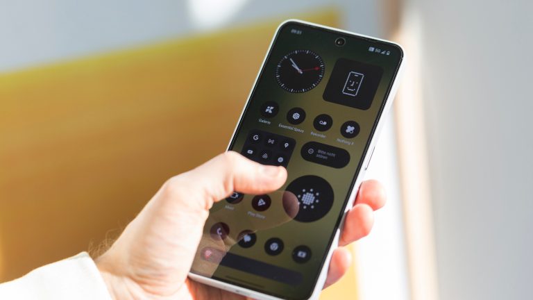 Nothing 3(a) Pro im Praxistest, Mittelklasse geht auch aufregend Eine Person hält ein Nothing Phone 3(a) Pro in der Hand, auf dem der Homescreen zu sehen ist.