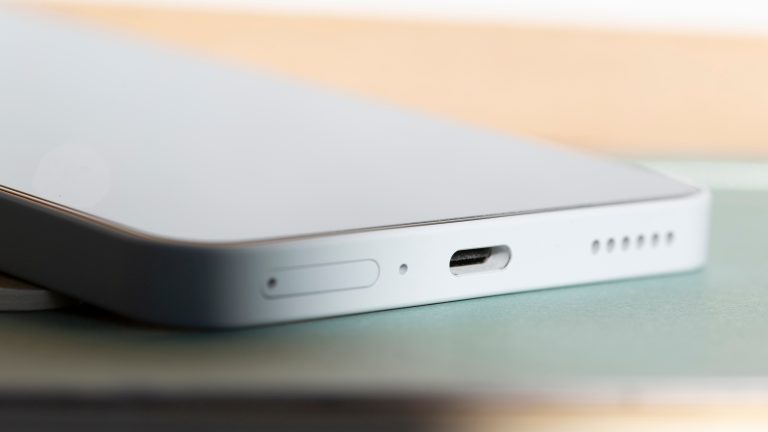 Nothing 3(a) Pro im Praxistest, Mittelklasse geht auch aufregend Blick auf die Unterseite eines Nothing Phone 3(a) Pro, auf der ein USB-C-Port, Lautsprecher und der SIM-Karten-Einschub zu sehen sind.