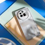 Ein Nothing Phone 3(a) Pro in Grau liegt mit der Rückseite nach oben auf einem Hefter.