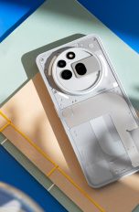 Ein Nothing Phone 3(a) Pro in Grau liegt mit der Rückseite nach oben auf einem Hefter.