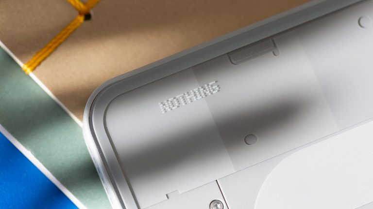 Nothing 3(a) Pro im Praxistest, Mittelklasse geht auch aufregend Detailansicht des Nothing-Schriftzugs auf der Rückseite eines Nothing Phone 3(a) Pro.