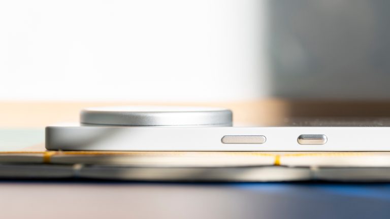 Nothing 3(a) Pro im Praxistest, Mittelklasse geht auch aufregend Seitenansicht des Nothing Phone 3(a) Pro, die die hohe Einfassung der Kamera zeigt.