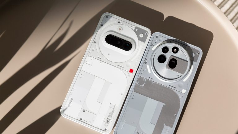 Das Nothing Phone 3(a) und das Nothing Phone 3(a) Pro liegen nebeneinander in der Sonne.