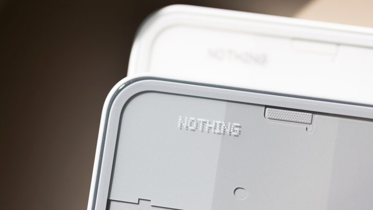 Nothing Phone 3(a) & 3(a) Pro, Preis-Leistung im Höhenflug Nahaufnahme der Rückseiten von Nothing Phone 3(a) und Nothing Phone 3(a) Pro.